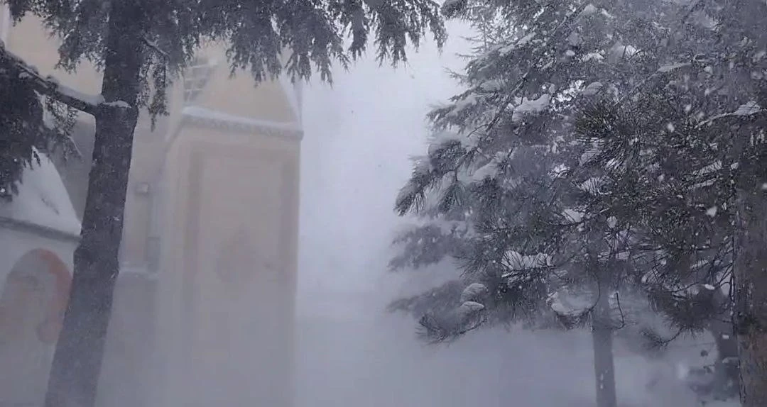 &Ccedil;ocuklar tipiye aldırmadı, kar topu oynadı
