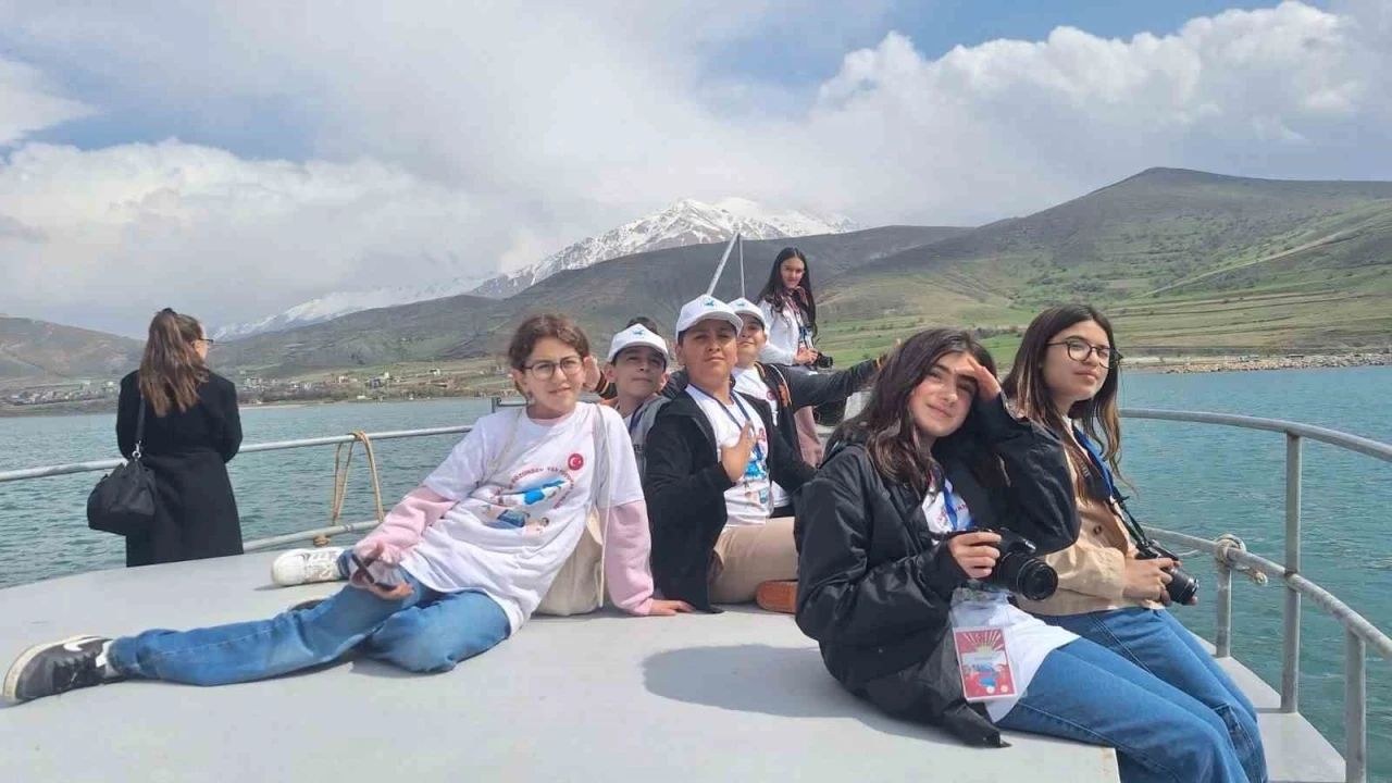 Çocuklar Van’ı fotoğraflıyor
