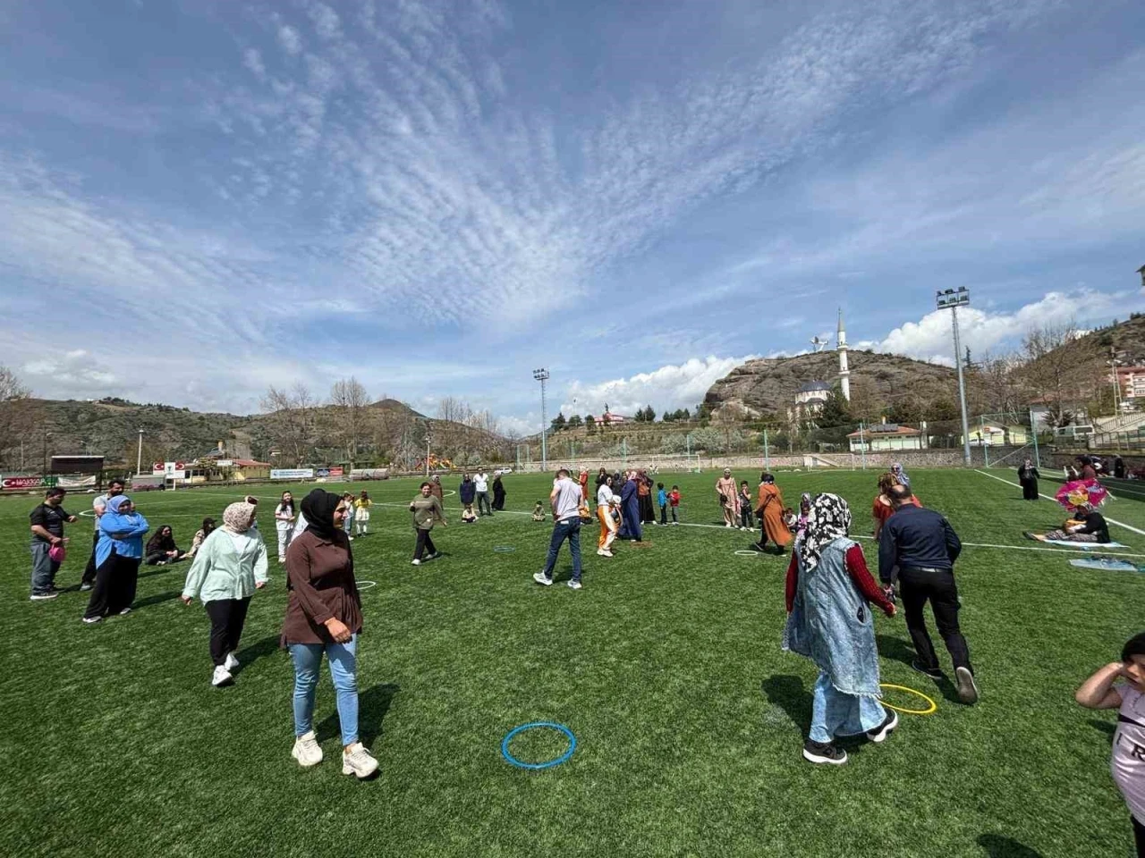 Çocuklar ve aileleri stadyumda buluştu, oyun oynayarak eğlendi
