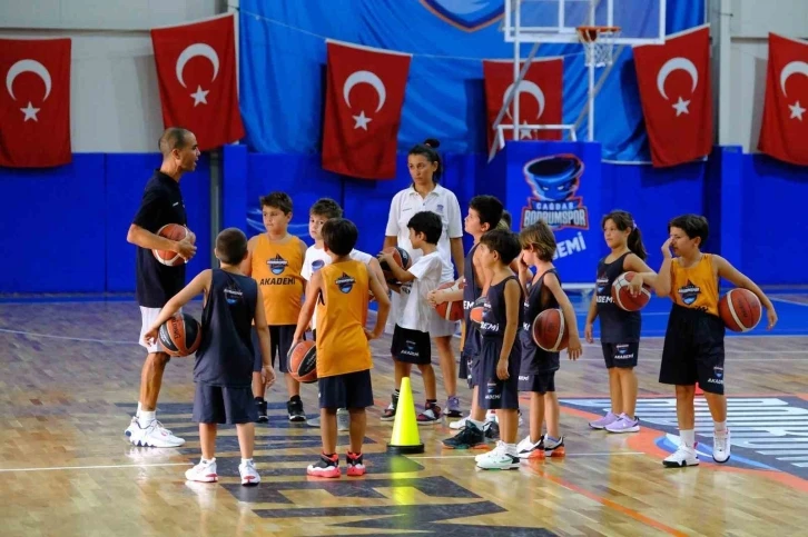 &Ccedil;ocuklara basketbol aşkını aşılıyorlar