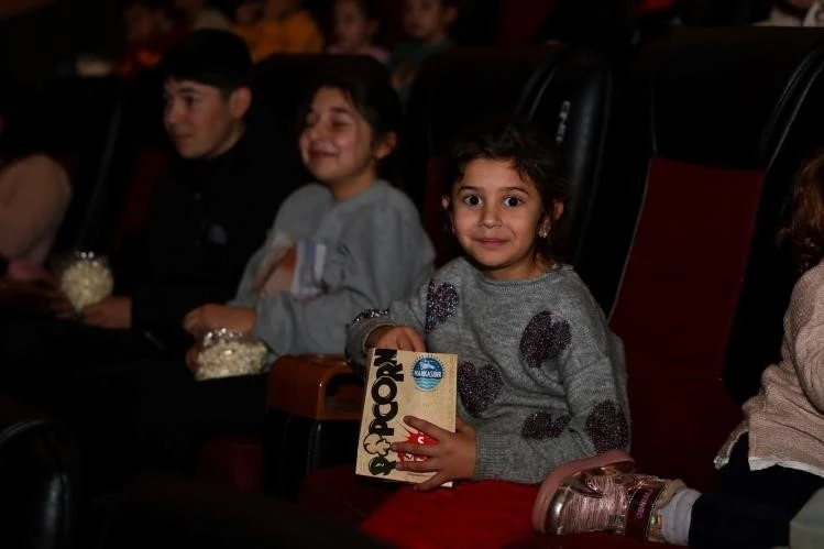 &Ccedil;ocuklara s&uuml;rpriz sinema g&ouml;sterimi
