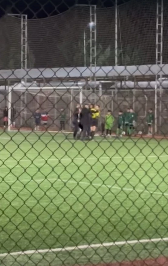 &Ccedil;ocukların ma&ccedil;ında kadın hakeme şiddet
