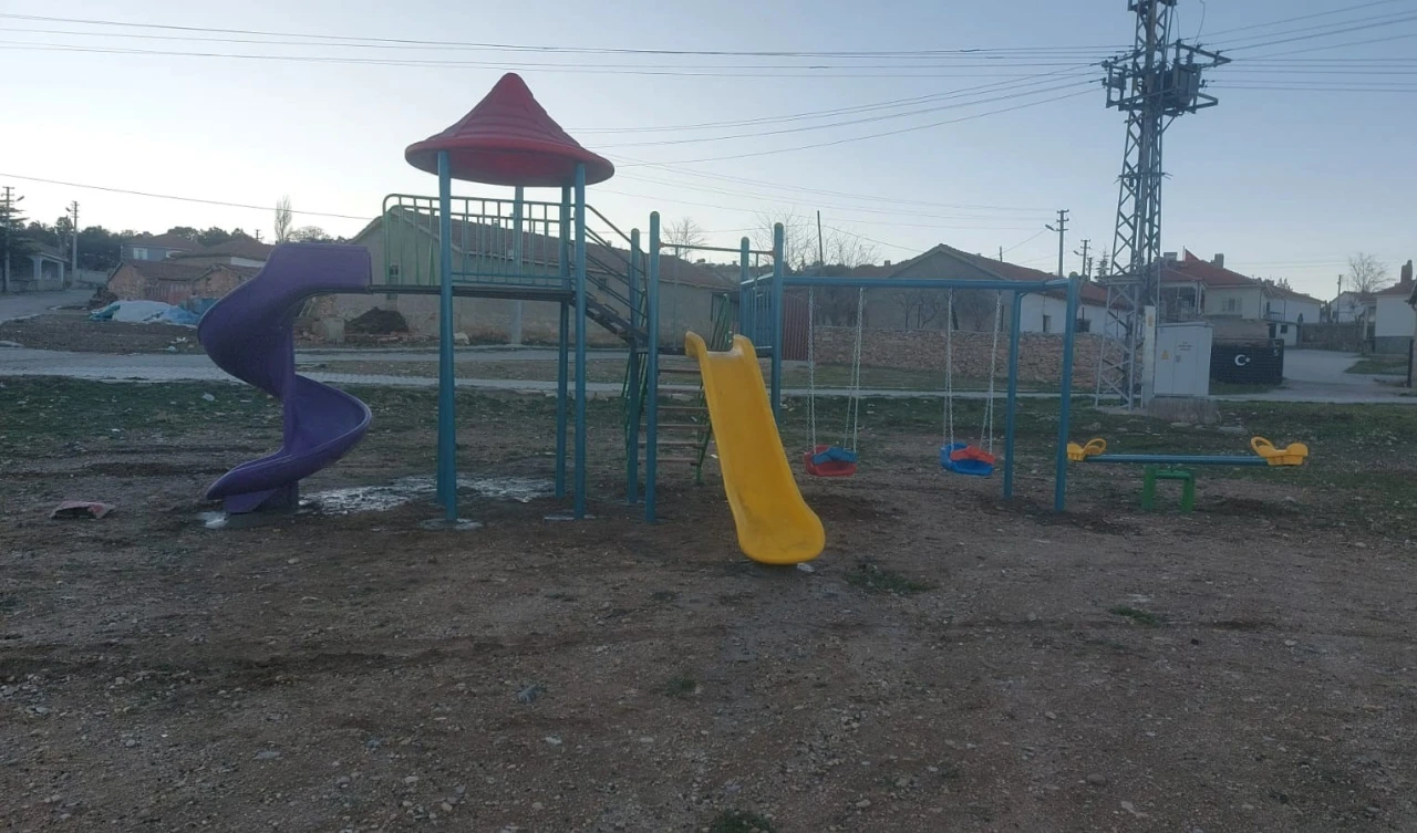 &Ccedil;ocukların okula oyun parkı talebi yerine getirildi
