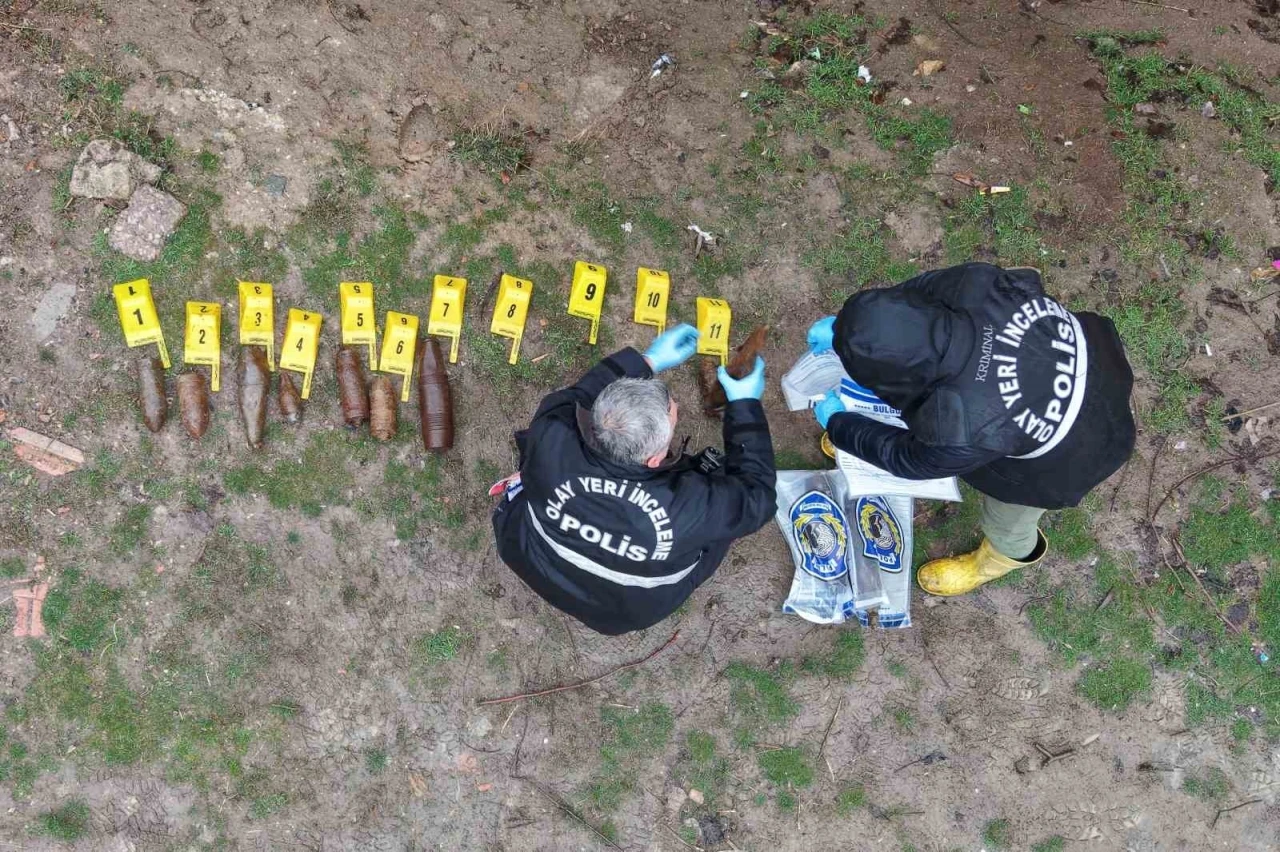 &Ccedil;ocukların oynadığı cisimler m&uuml;himmat &ccedil;ıktı: 11 adet top mermisi muhafaza altına alındı
