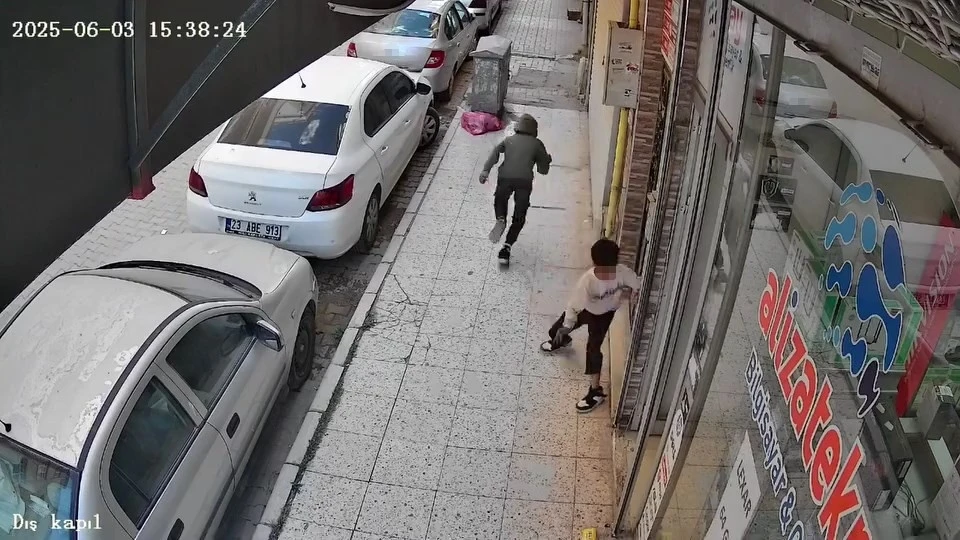 Çocukların tehlikeli oyunu kamerada: İş yerine torpil atıp kaçtılar
