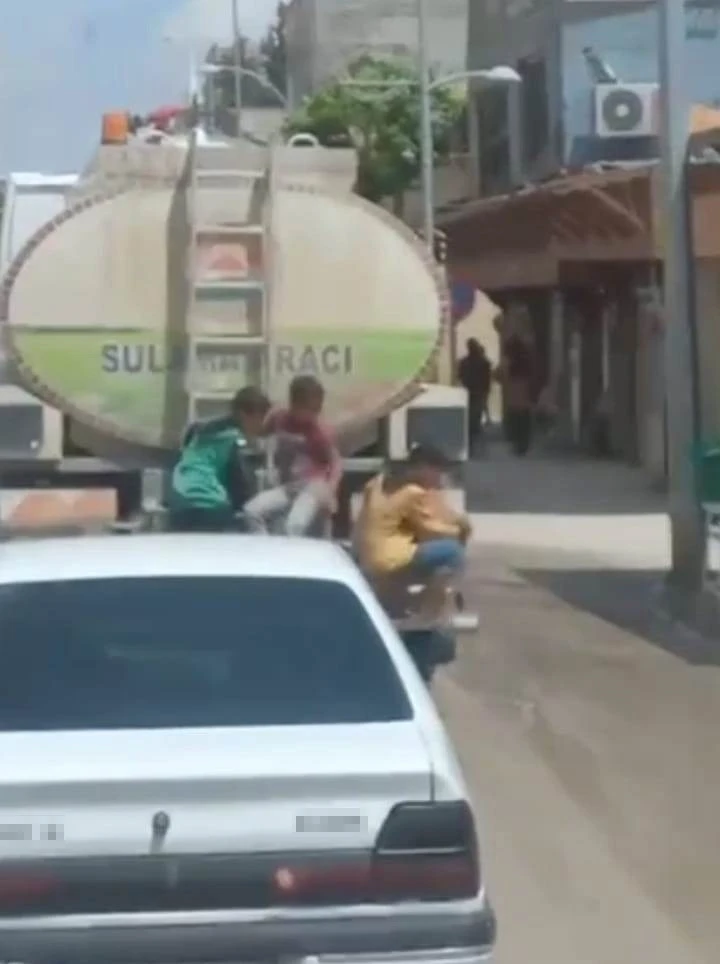 Çocukların tehlikeli yolculuğu yürekleri ağızlara getirdi
