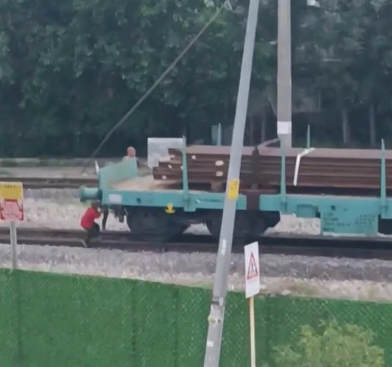 Çocukların tren vagonunda tehlikeli oyunu kamerada
