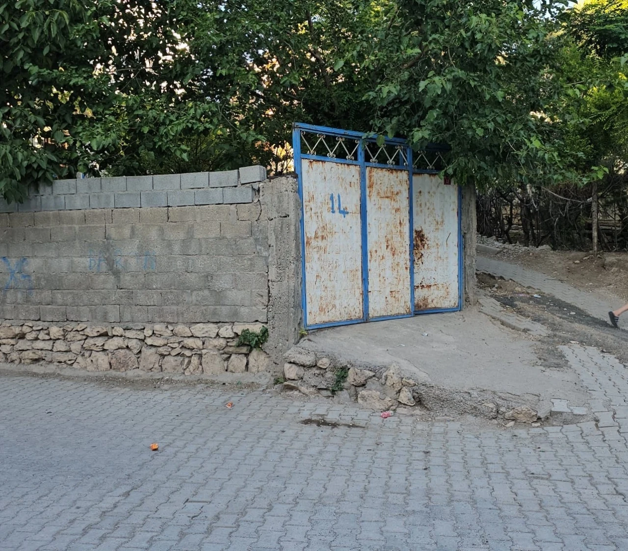 Çocuklarını ve kendisini bıçakla yaraladı
