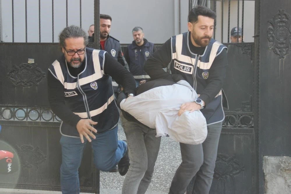 &Ccedil;ocuklarının boğazına bı&ccedil;ak dayayan o babaya tahliye
