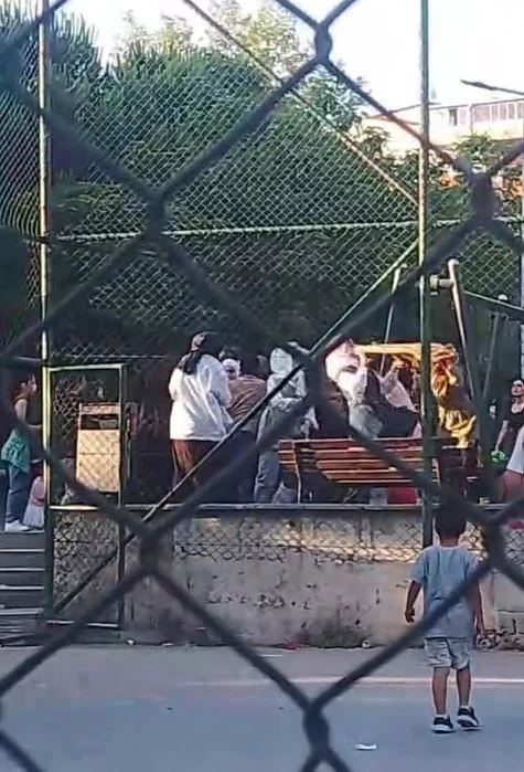 Çocuklarının kavgasına dahil olan anneler saç saça baş başa kavga etti
