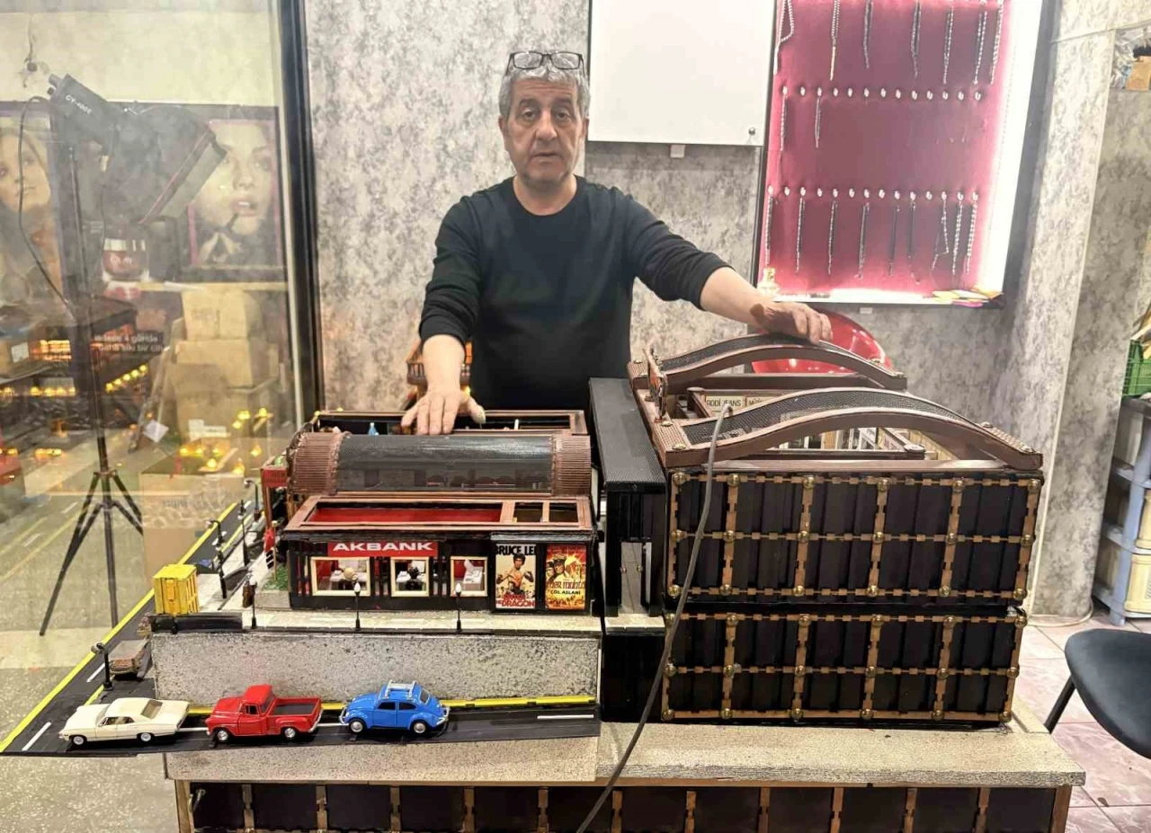Çocukluğunun hatıralarını atık malzemelerle yeniden canlandı
