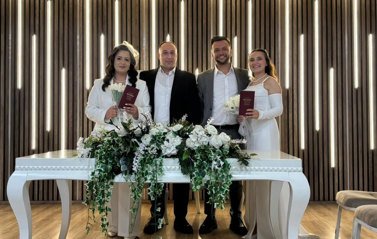 &Ccedil;ocukluk arkadaşları aynı g&uuml;n evlenip, birbirlerinin nikah şahidi oldu

