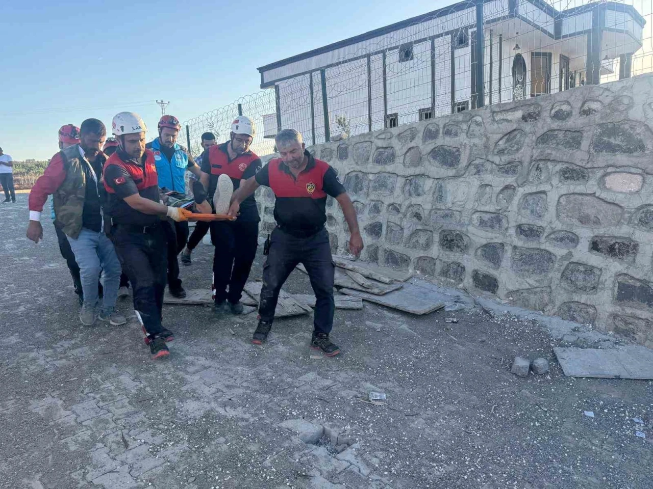 Çöken istinat duvarının altında kalan 4 işçi yaralandı
