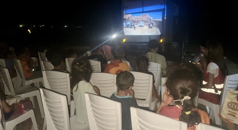 Çölün ortasına beyaz perde kuruldu
