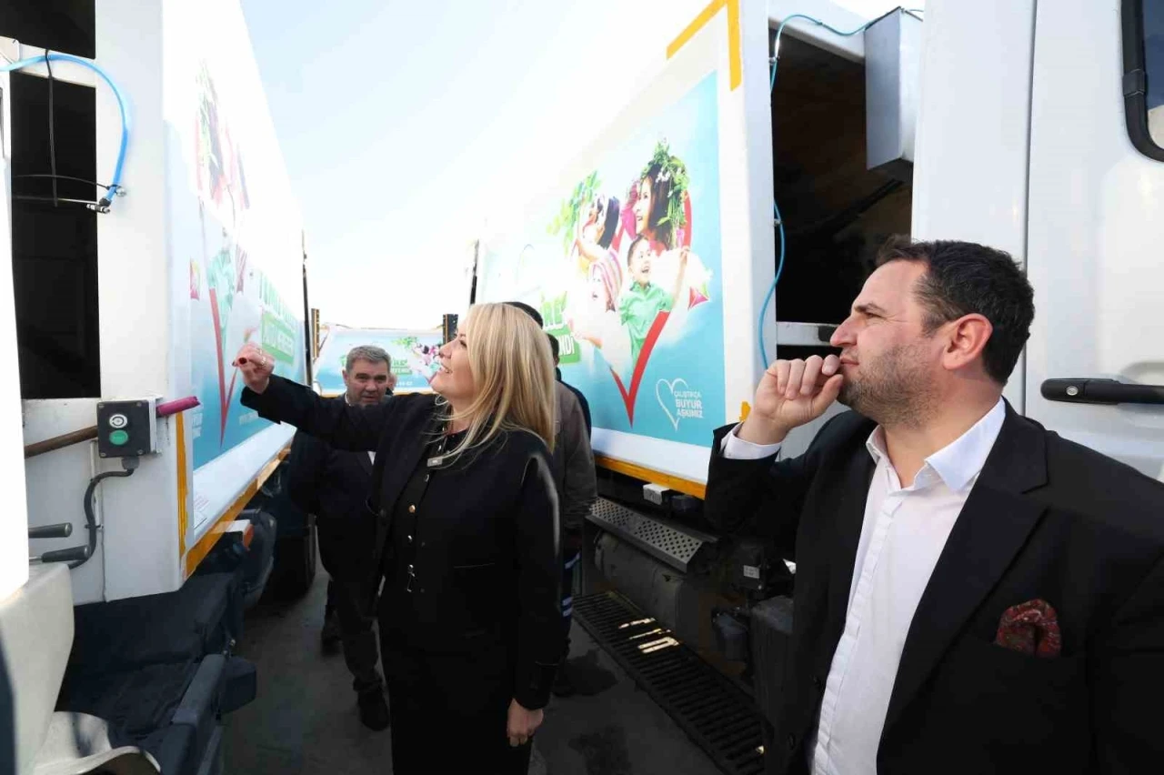 Çöp kamyonlarından çiçek kokuları yayılıyor
