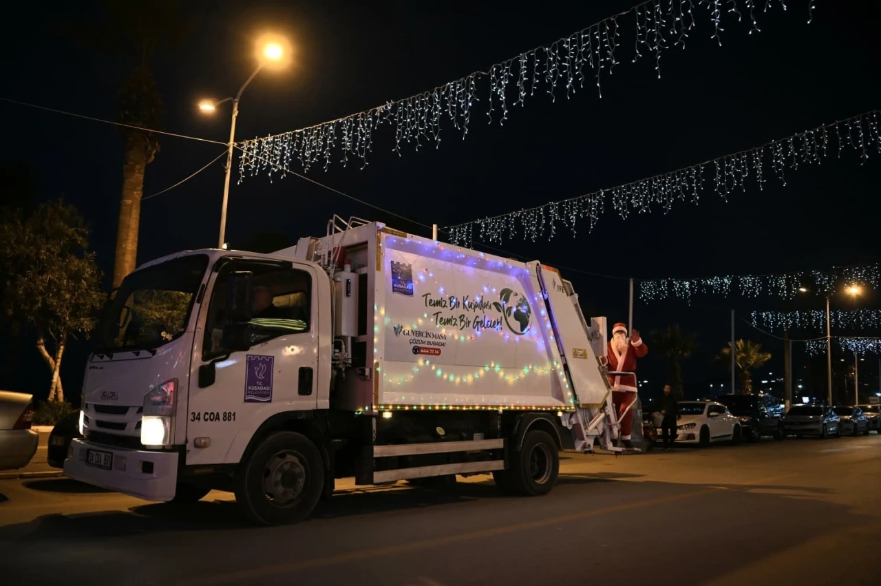 &Ccedil;&ouml;p kamyonlarını ışıklarla s&uuml;sleyen Kuşadası Belediyesi, yeni yılda &ccedil;evre temizliğine dikkat &ccedil;ekti
