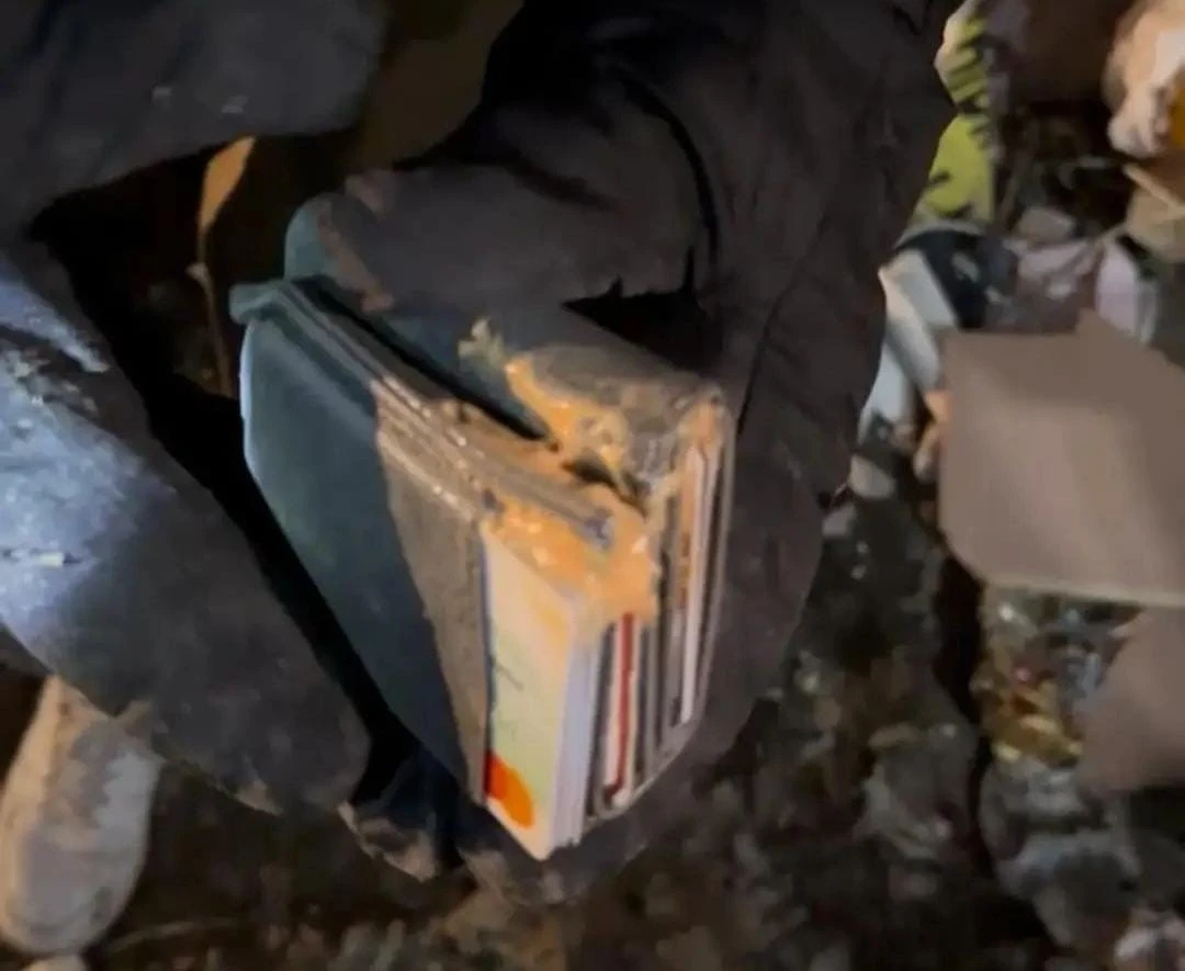 &Ccedil;&ouml;p kamyonu kayıp c&uuml;zdan i&ccedil;in durduruldu, para sahibine ulaştırıldı
