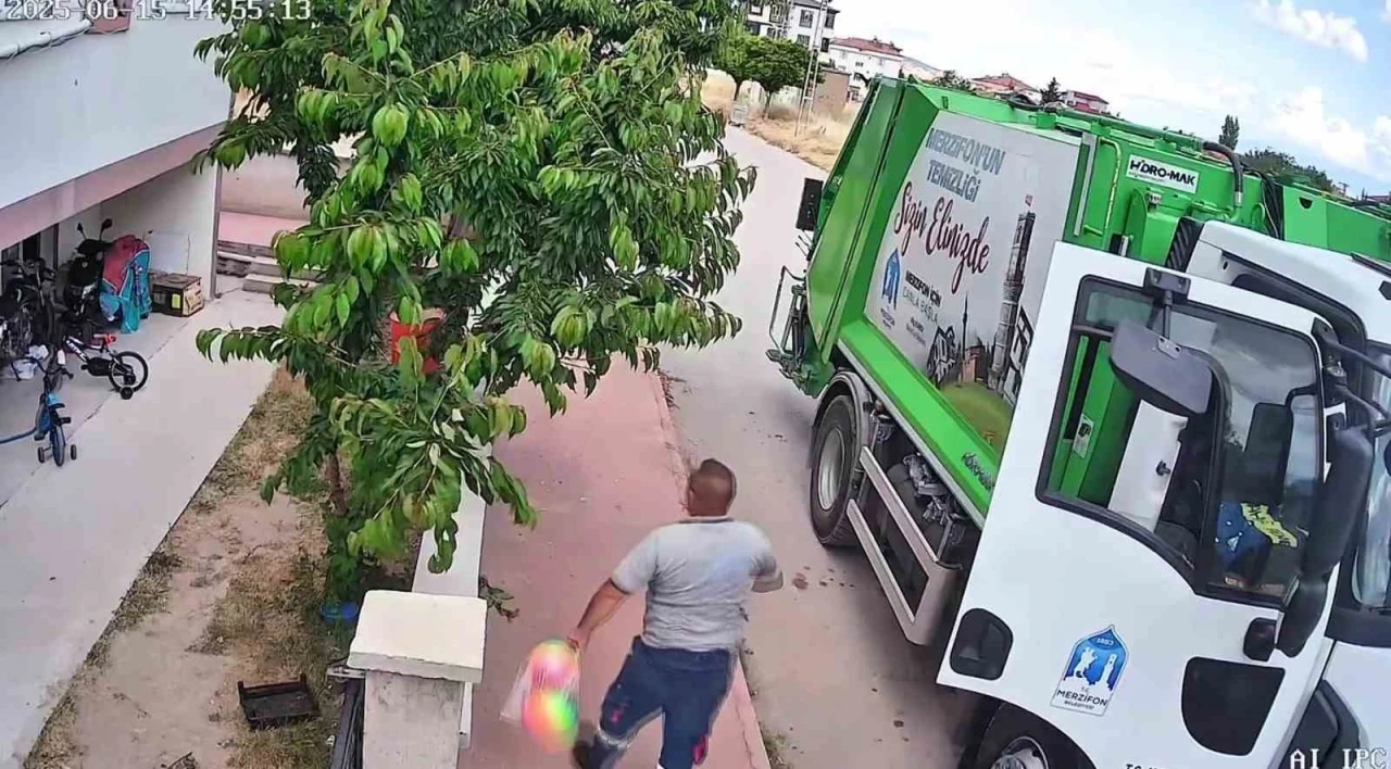 Çöp kamyonunun toplarını patlattığı çocuklara, temizlik işçileri yeni top aldı
