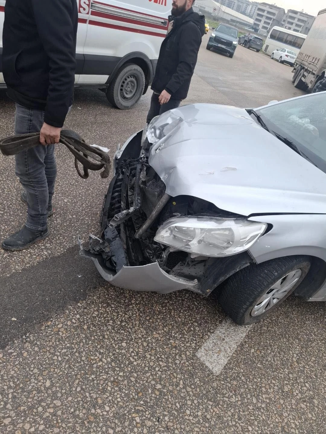 &Ccedil;&ouml;p kamyonuyla arkadan gelen otomobilin arasına sıkışan iş&ccedil;i hayatını kaybetti
