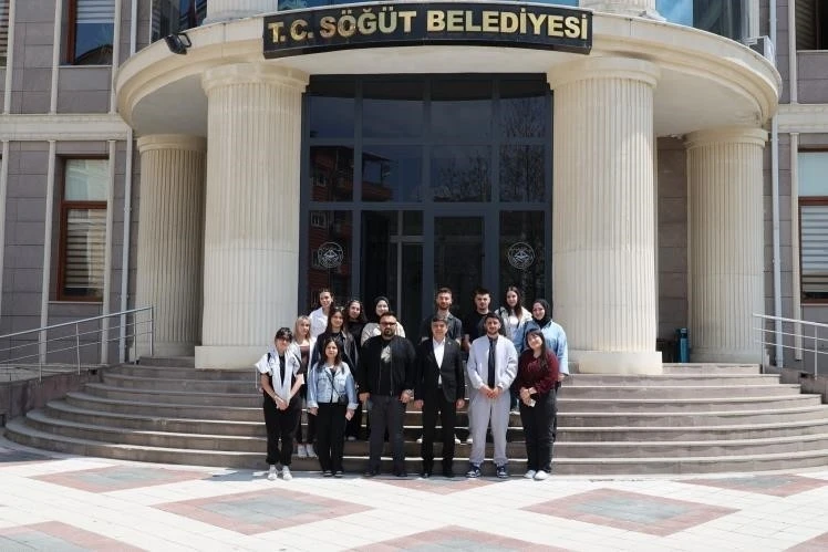 &Ccedil;&ouml;p konteyneri akımına katılan &ouml;ğrenciler Başkan Durgut&rsquo;la buluştu
