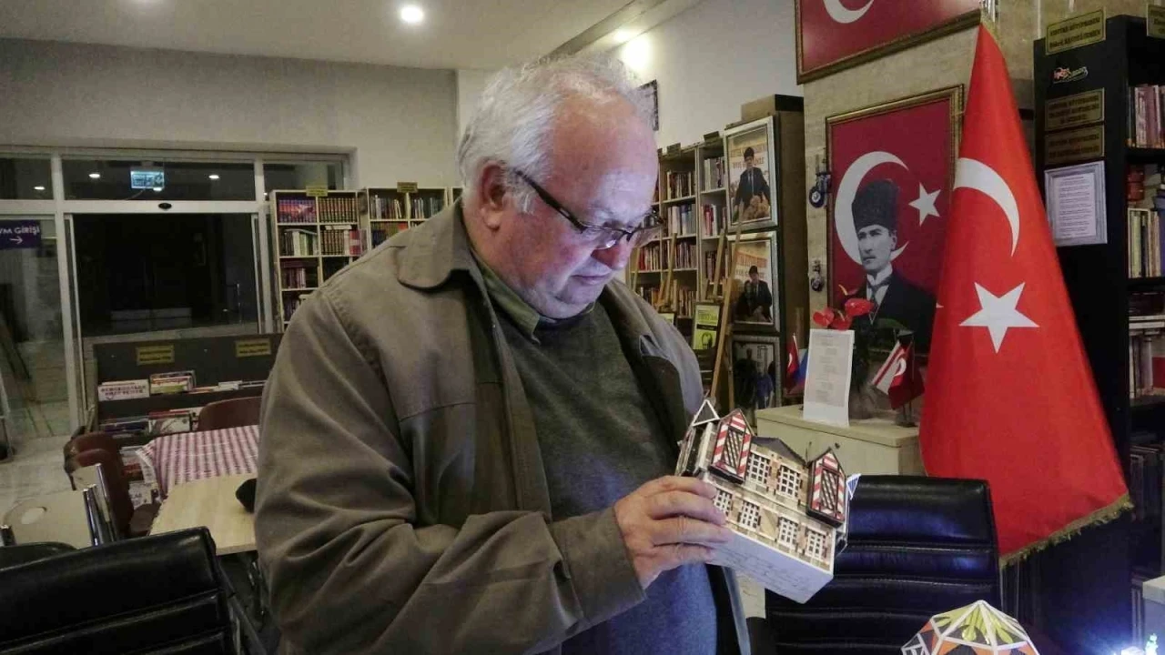&Ccedil;&ouml;pe gidecek malzemeleri sanata d&ouml;n&uuml;şt&uuml;ren emekli usta tarihi maketlerle yaşatıyor
