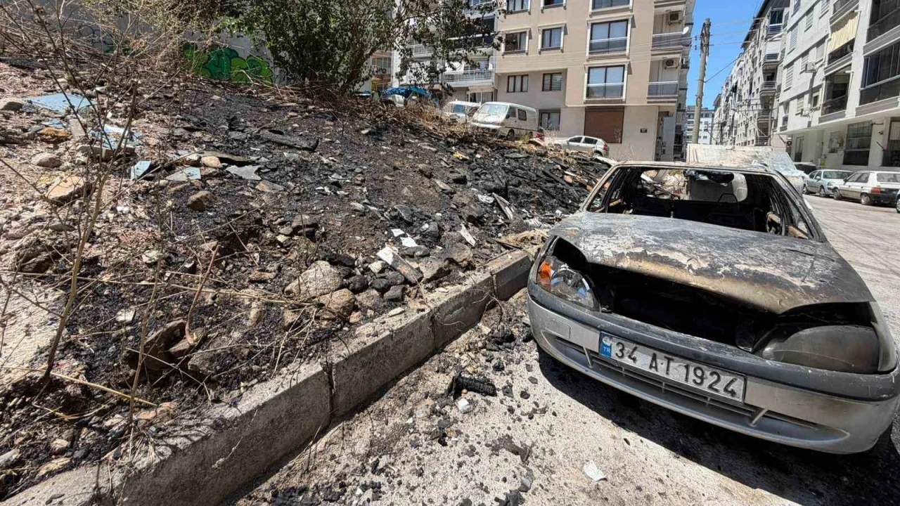 &Ccedil;&ouml;pl&uuml;k alanda &ccedil;ıkan yangın otomobili k&uuml;le &ccedil;evirdi
