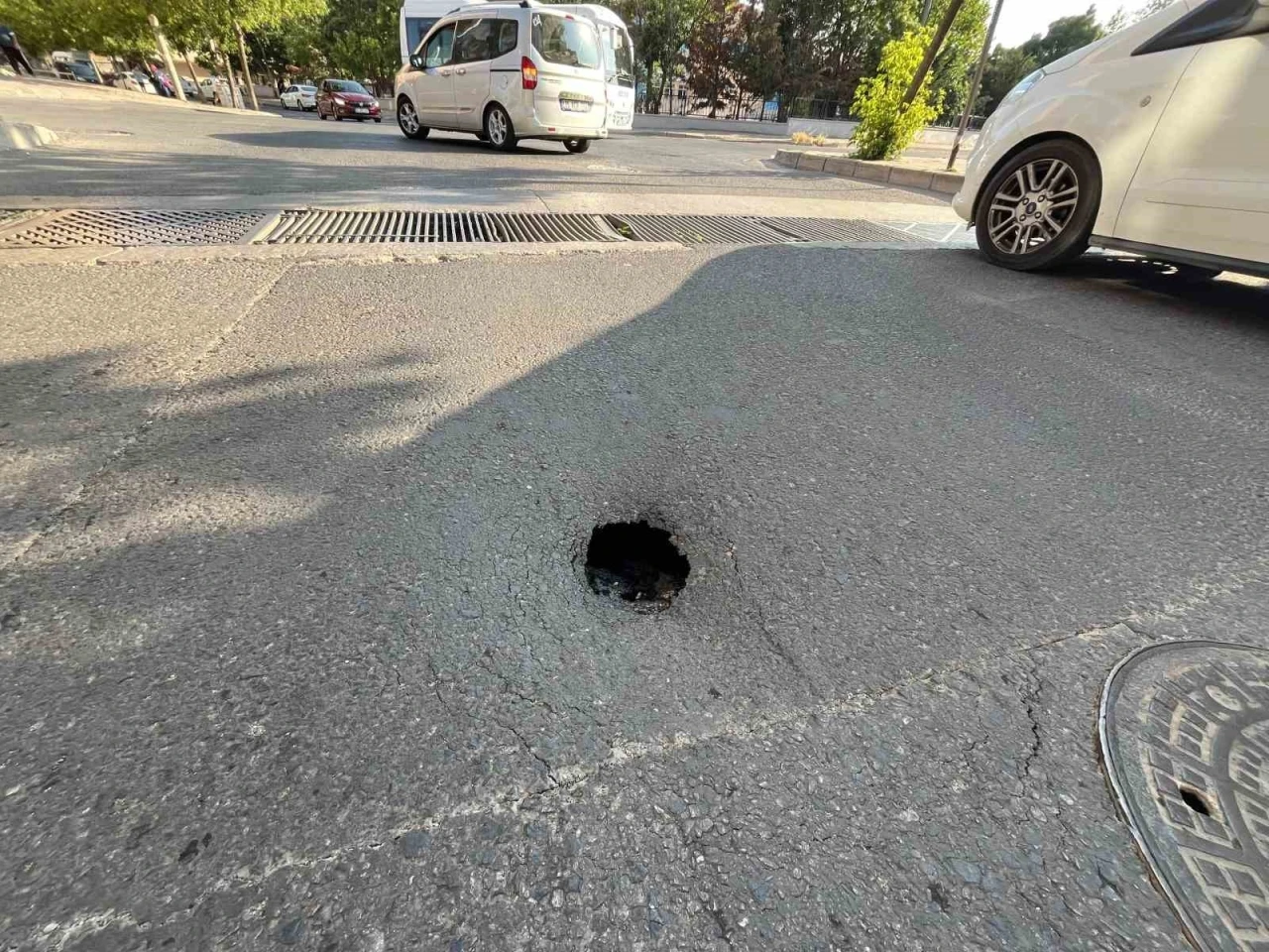 Çorlu’da çukura düşen araç hasar gördü

