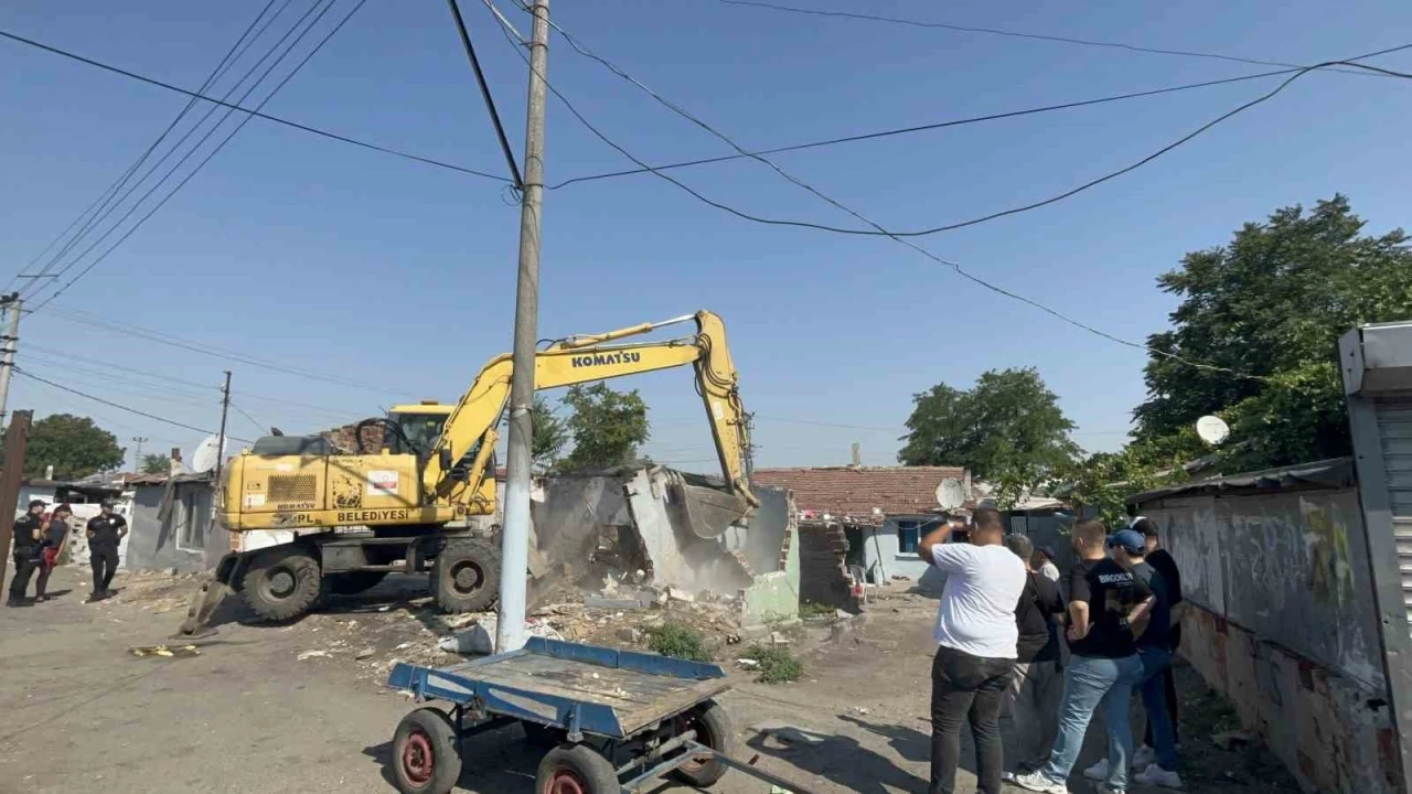 Çorlu’da metruk binalar yıkıldı
