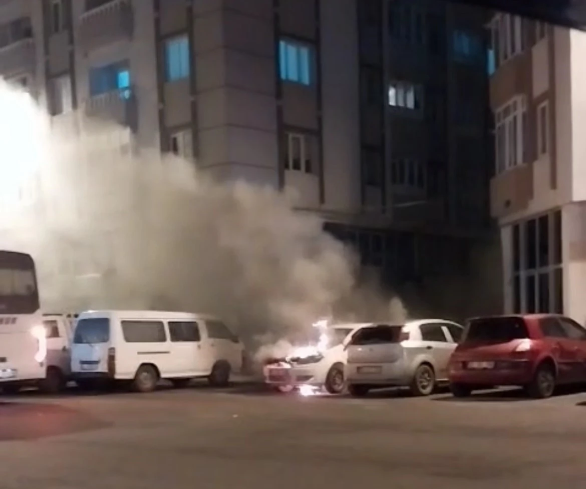 &Ccedil;orlu&rsquo;da park halindeki otomobile alev alev yandı
