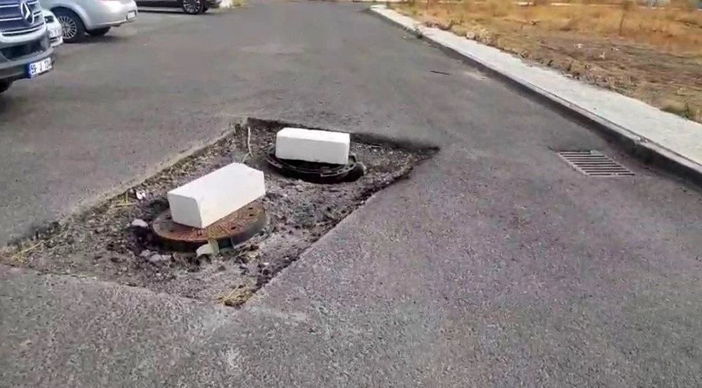 Çorlu’da rögar kapağını açık bırakıp gittiler, vatandaş kendi önlemini aldı
