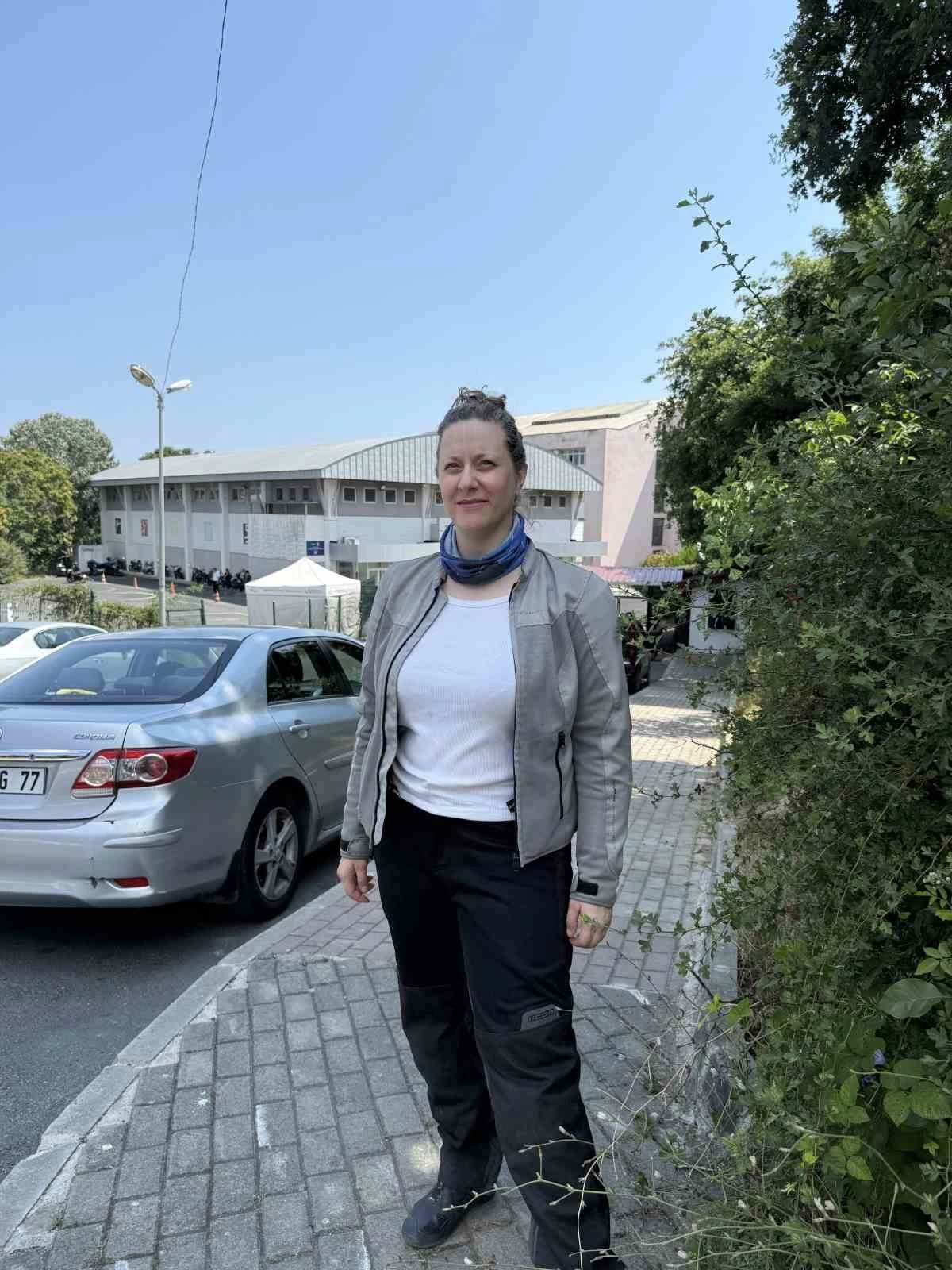 &Ccedil;orlu&rsquo;da yola d&ouml;k&uuml;len yağ kazaya neden oldu: Metrelerce s&uuml;r&uuml;klendiler, o anlar kamerada
