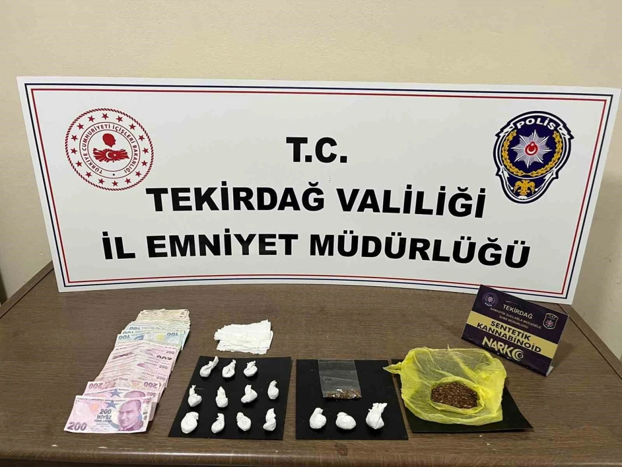 Çorlu’da zehir tacirlerine darbe: Bonzai ve para ele geçirildi