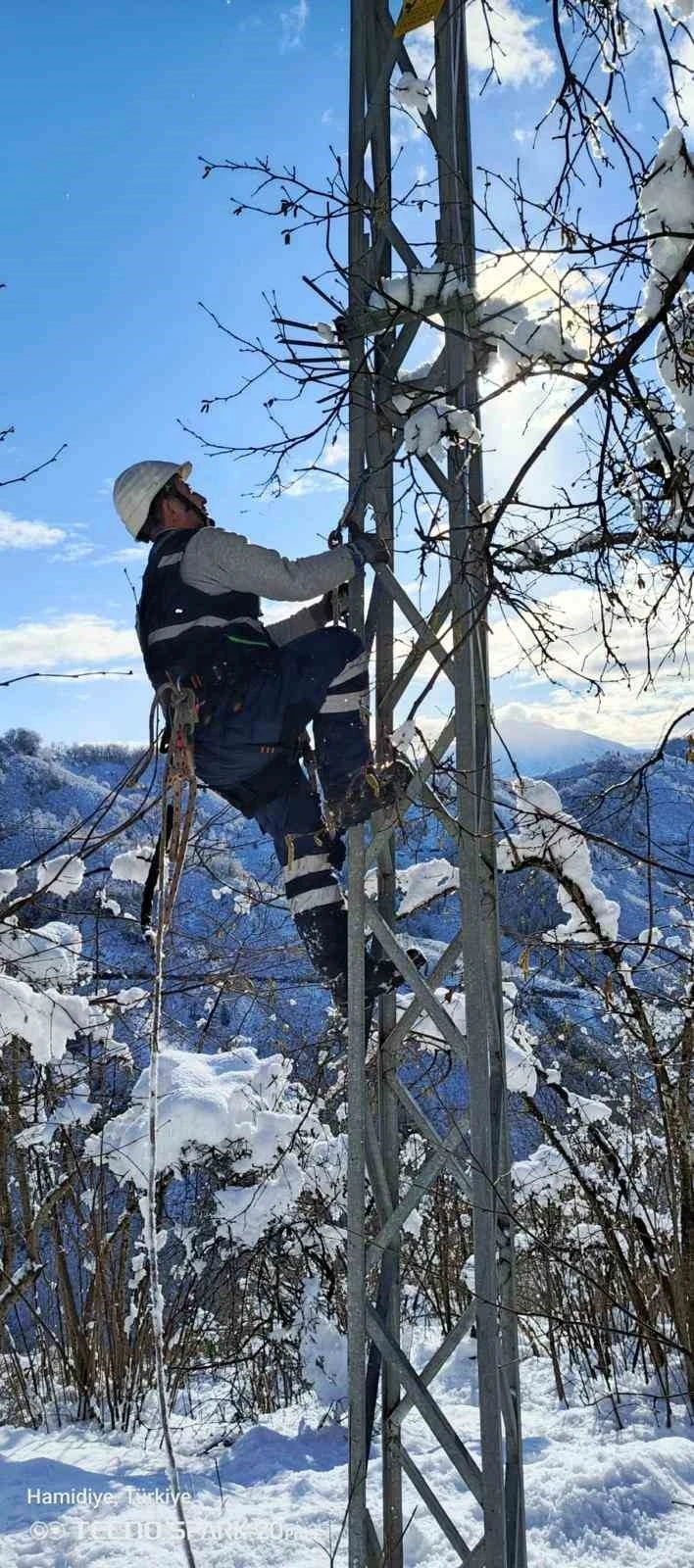 &Ccedil;oruh EDAŞ, Giresun&rsquo;da kesintisiz enerji i&ccedil;in yoğun kar yağışında sahada
