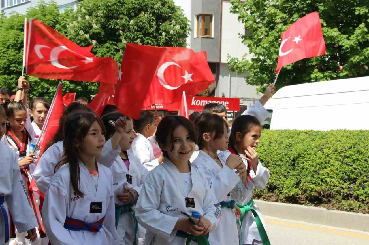 Çorum’da ’Aile Haftası’ ve ’Gençlik Haftası’ yürüyüşü düzenlendi
