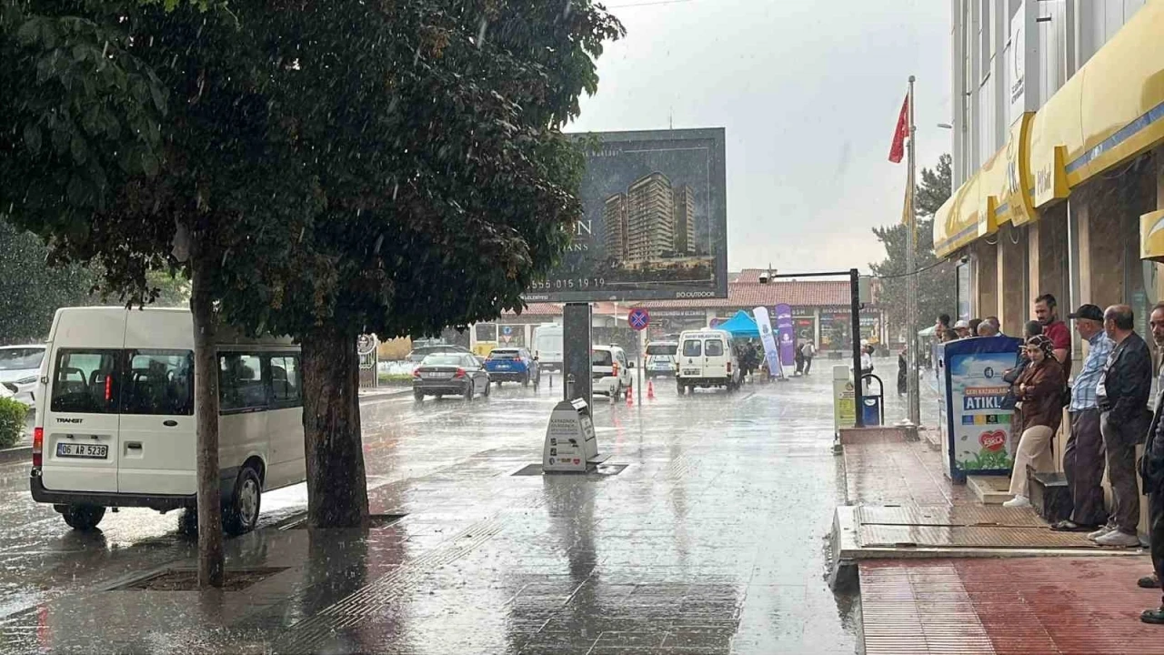&Ccedil;orum&rsquo;da aniden bastıran sağanak vatandaşlara zor anlar yaşattı
