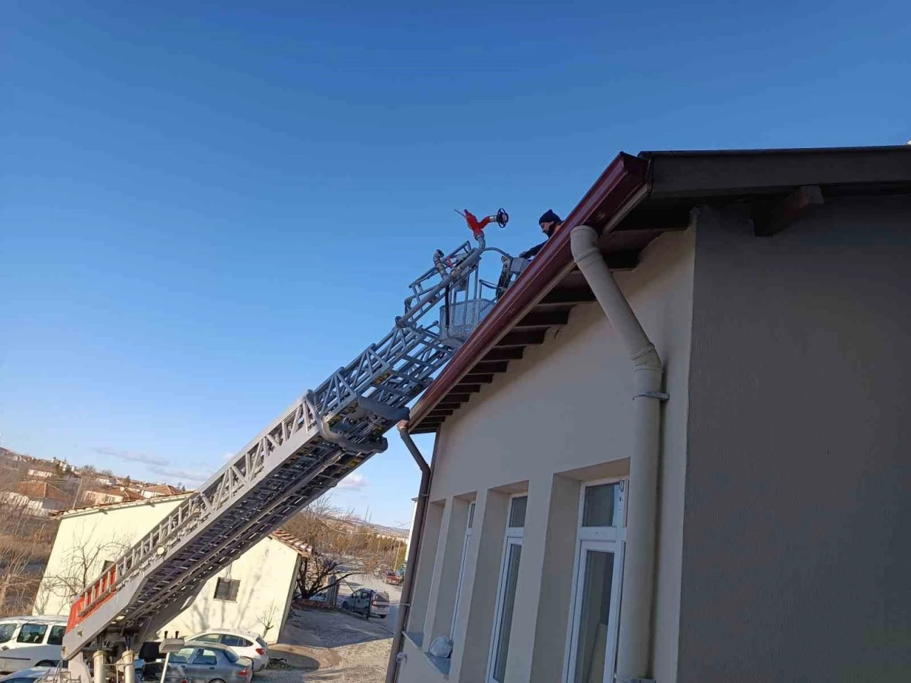 &Ccedil;orum&rsquo;da binanın &ccedil;atısında mahsur kalan kediyi itfaiye ekibi kurtardı
