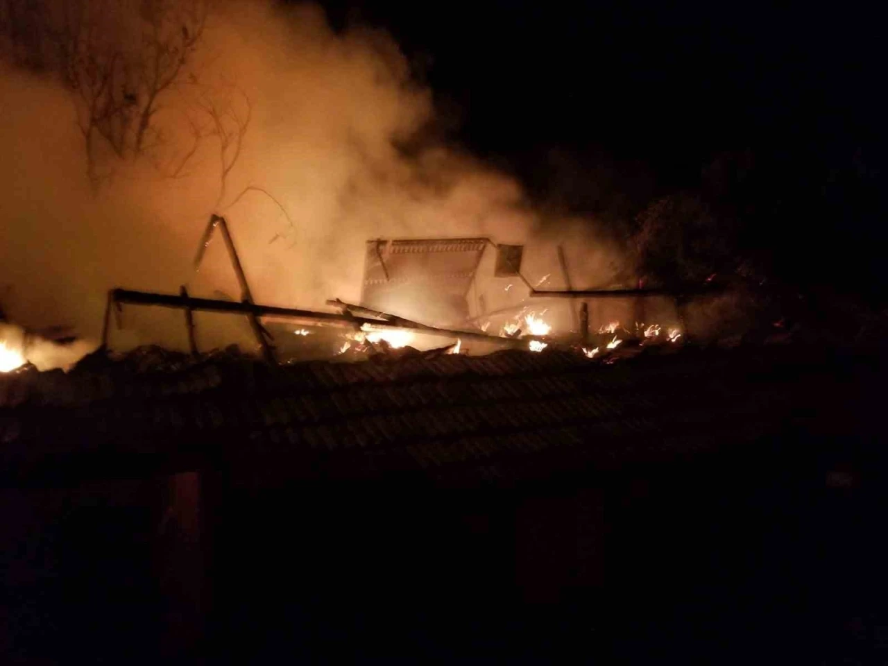 Çorum’da çıkan yangında 2 ev, 2 garaj ve 1 ahır kül oldu
