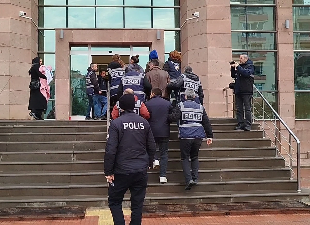 &Ccedil;orum&rsquo;da evlerden ziynet eşyası &ccedil;alan 4 hırsızlık ş&uuml;phelisi su&ccedil;&uuml;st&uuml; yakalandı
