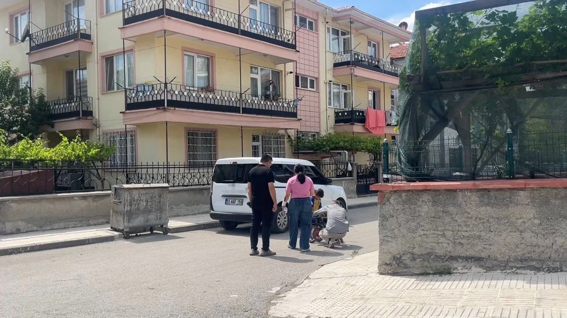 &Ccedil;orum&rsquo;da gen&ccedil; kadın tartıştığı anne ve babasını bı&ccedil;akla rehin aldı
