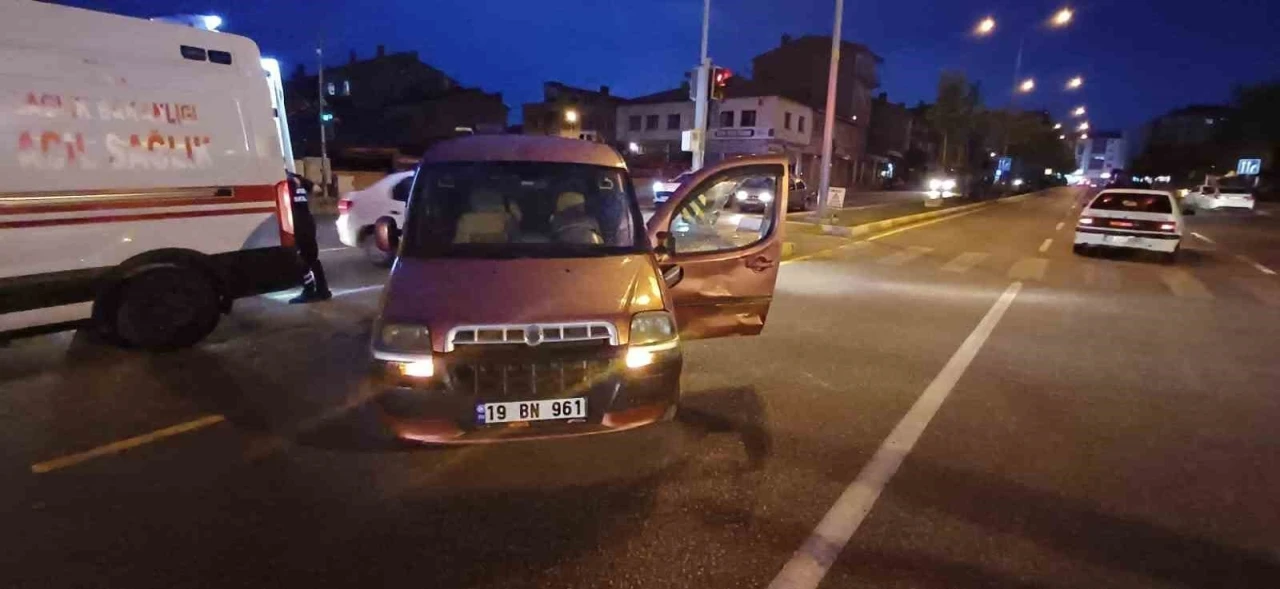 Çorum’da hafif ticari araçla çarpışan motosikletin sürücüsü yaralandı
