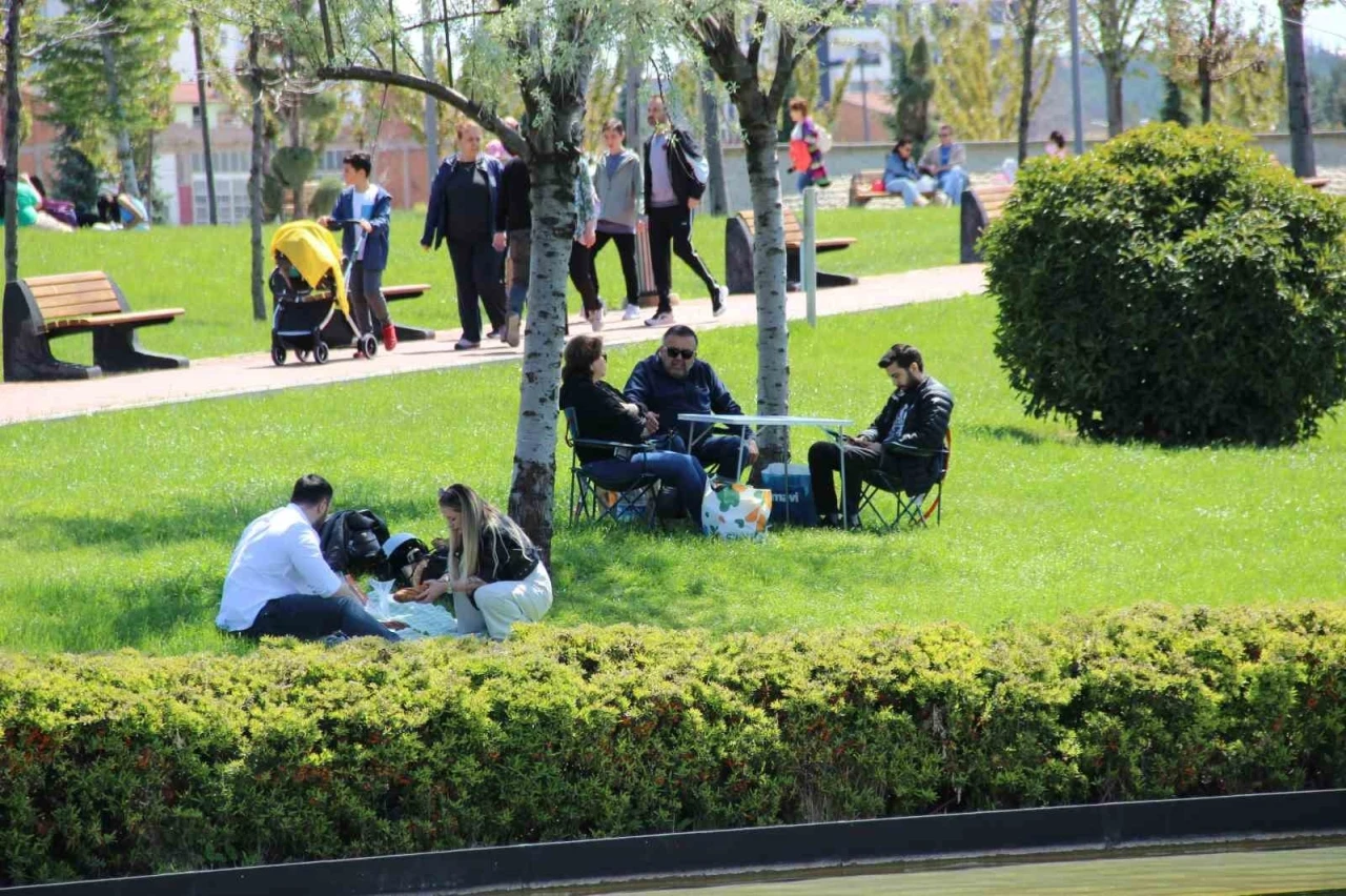 Çorum’da havanın ısınması ile vatandaşlar Millet Bahçesi’ne akın etti
