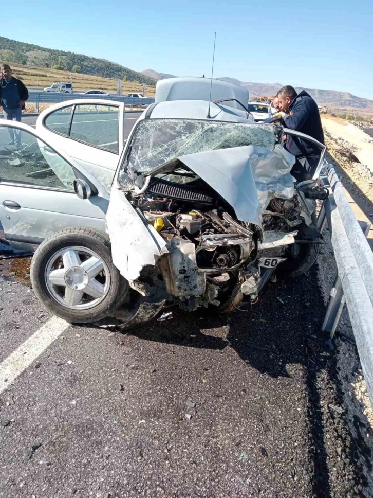 &Ccedil;orum&rsquo;da iki otomobil &ccedil;arpıştı: 1 &ouml;l&uuml;, 2 yaralı
