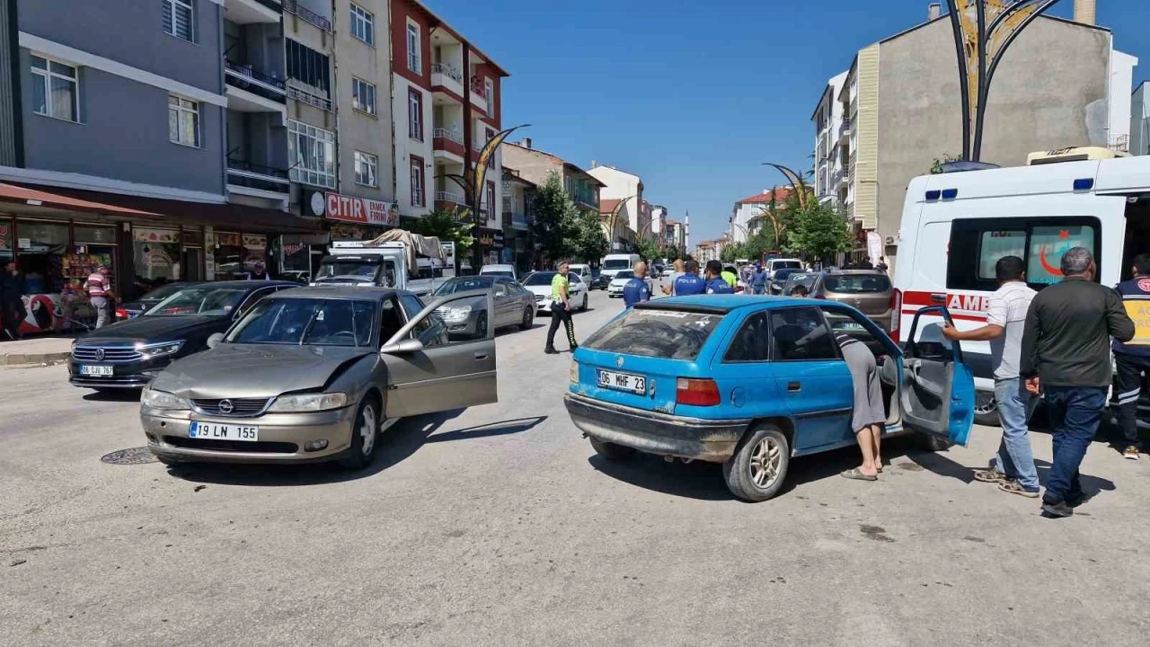 Çorum’da iki otomobil çarpıştı: 3 yaralı
