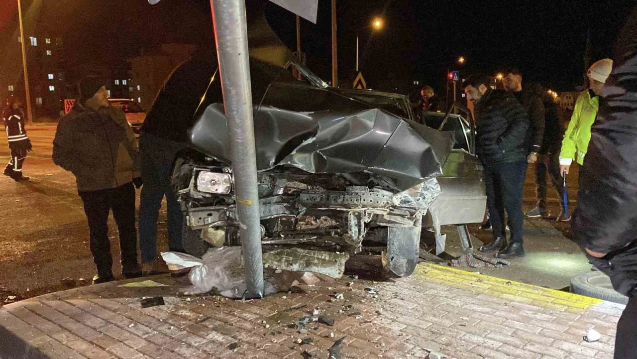 &Ccedil;orum&rsquo;da iki otomobil &ccedil;arpıştı: 4 yaralı
