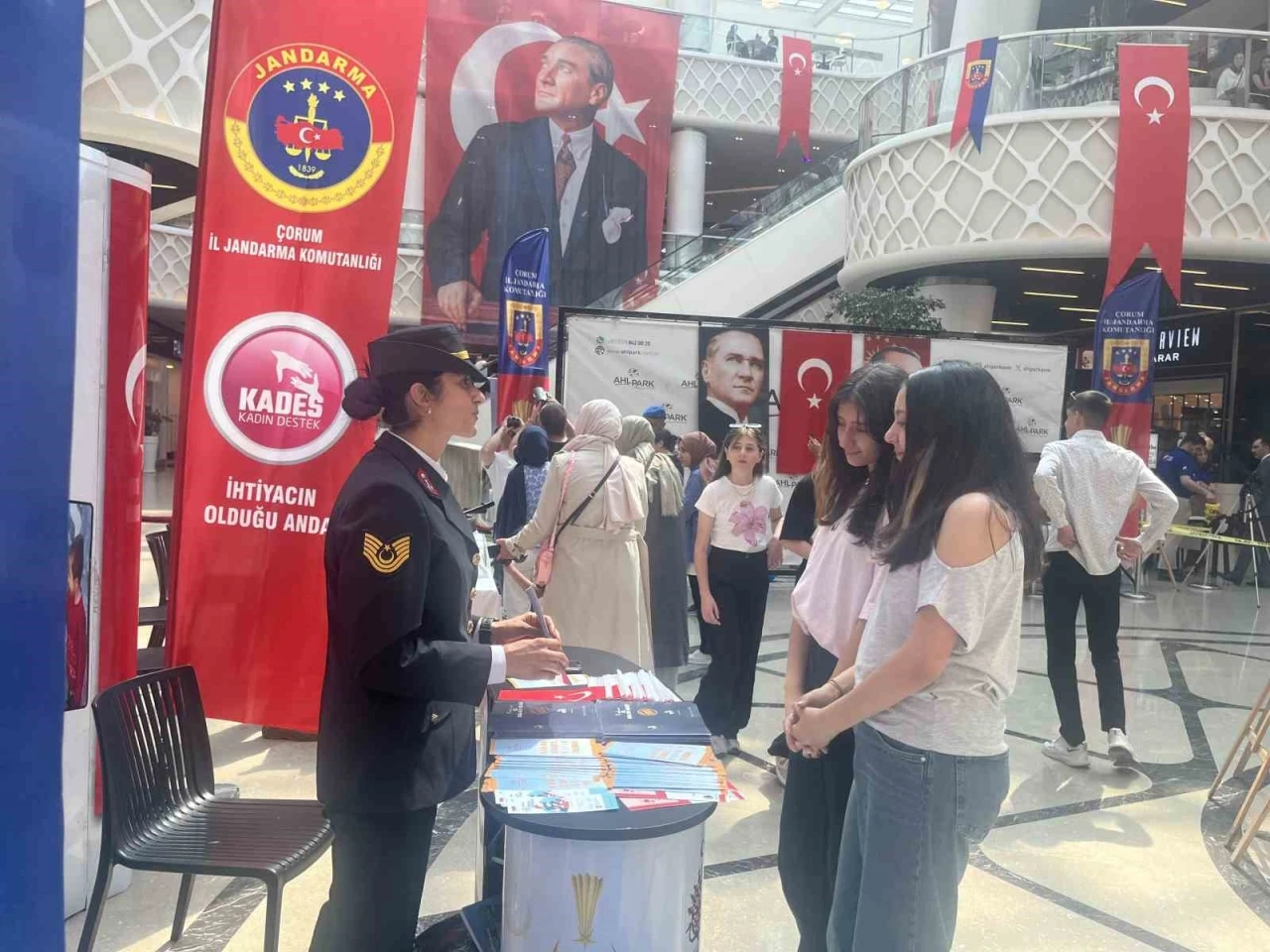 &Ccedil;orum&rsquo;da Jandarma stantlarına vatandaşlardan b&uuml;y&uuml;k ilgi
