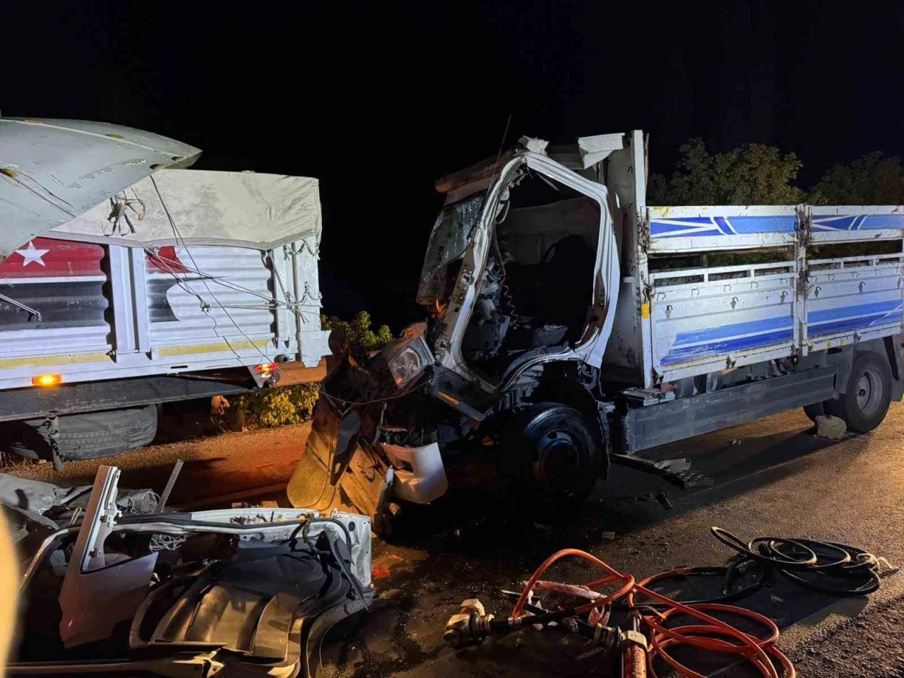 Çorum’da kamyon tıra çarptı: Araçta sıkışan sürücü ağır yaralandı

