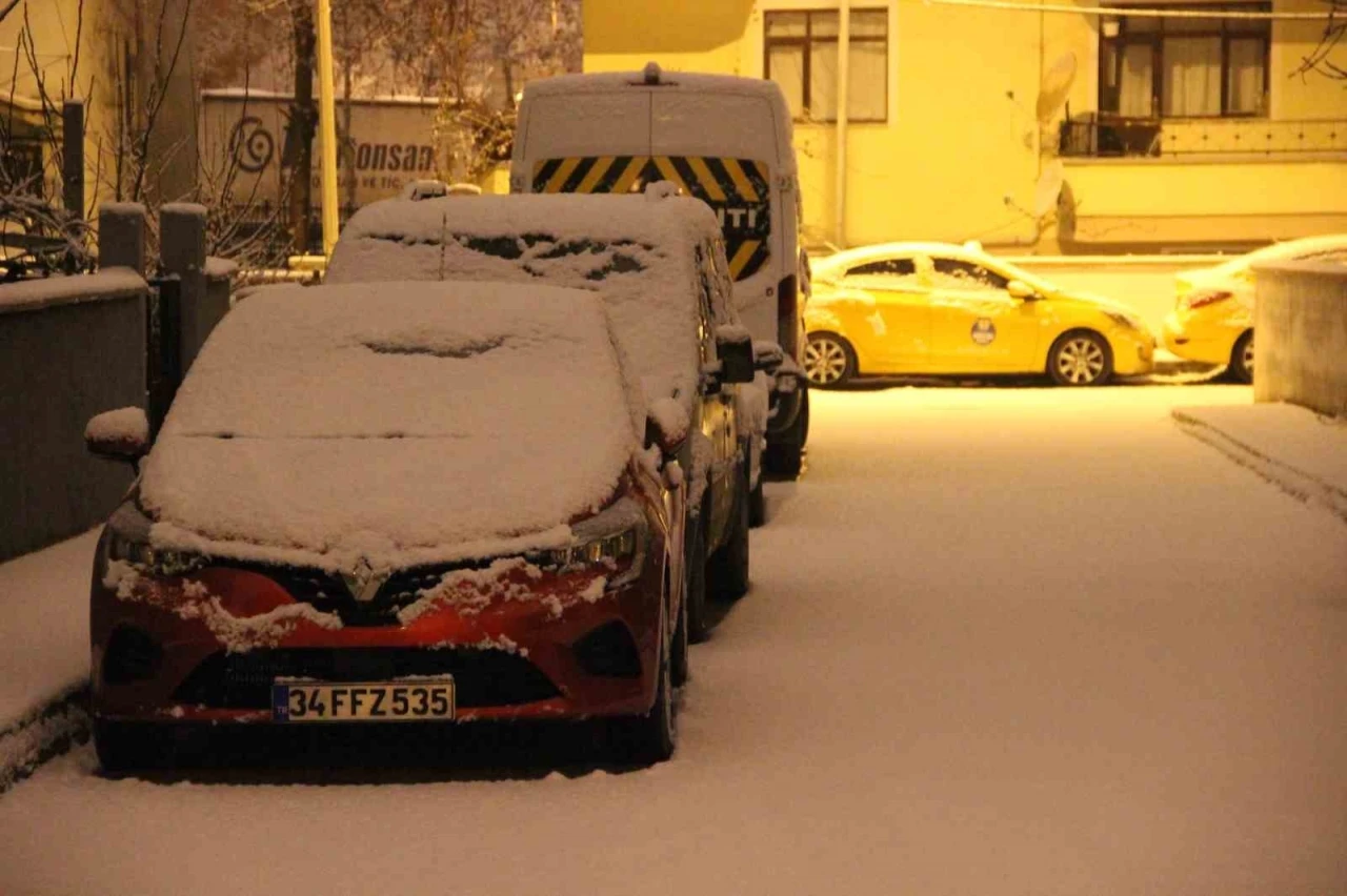&Ccedil;orum&rsquo;da kar etkisini g&ouml;stermeye başladı: Kent merkezi beyaza b&uuml;r&uuml;nd&uuml;
