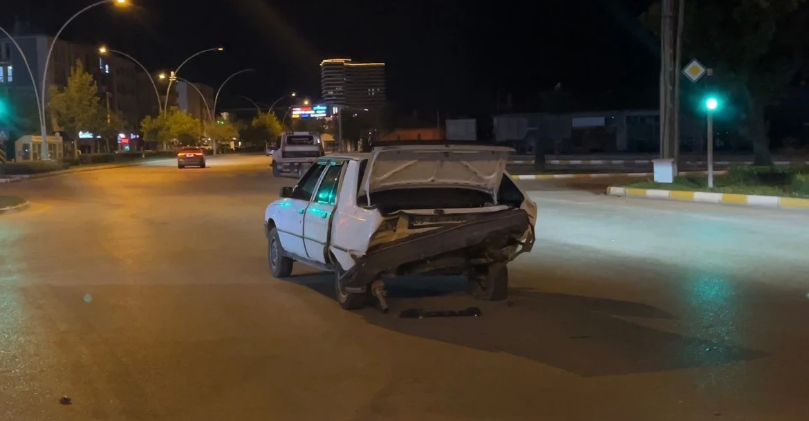 &Ccedil;orum&rsquo;da kazaya karışan s&uuml;r&uuml;c&uuml; aracını bırakıp ka&ccedil;tı
