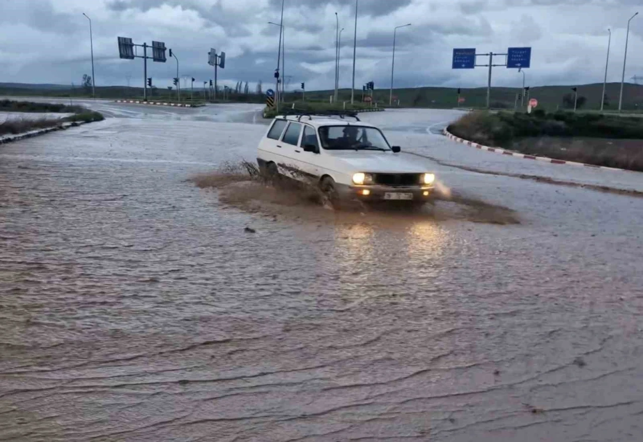 &Ccedil;orum&rsquo;da kuvvetli sağanak su baskınlarına sebep oldu
