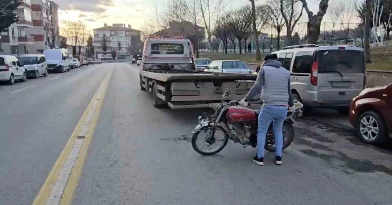 &Ccedil;orum&rsquo;da motosiklet yaşlı kadına &ccedil;arptı: 2 yaralı
